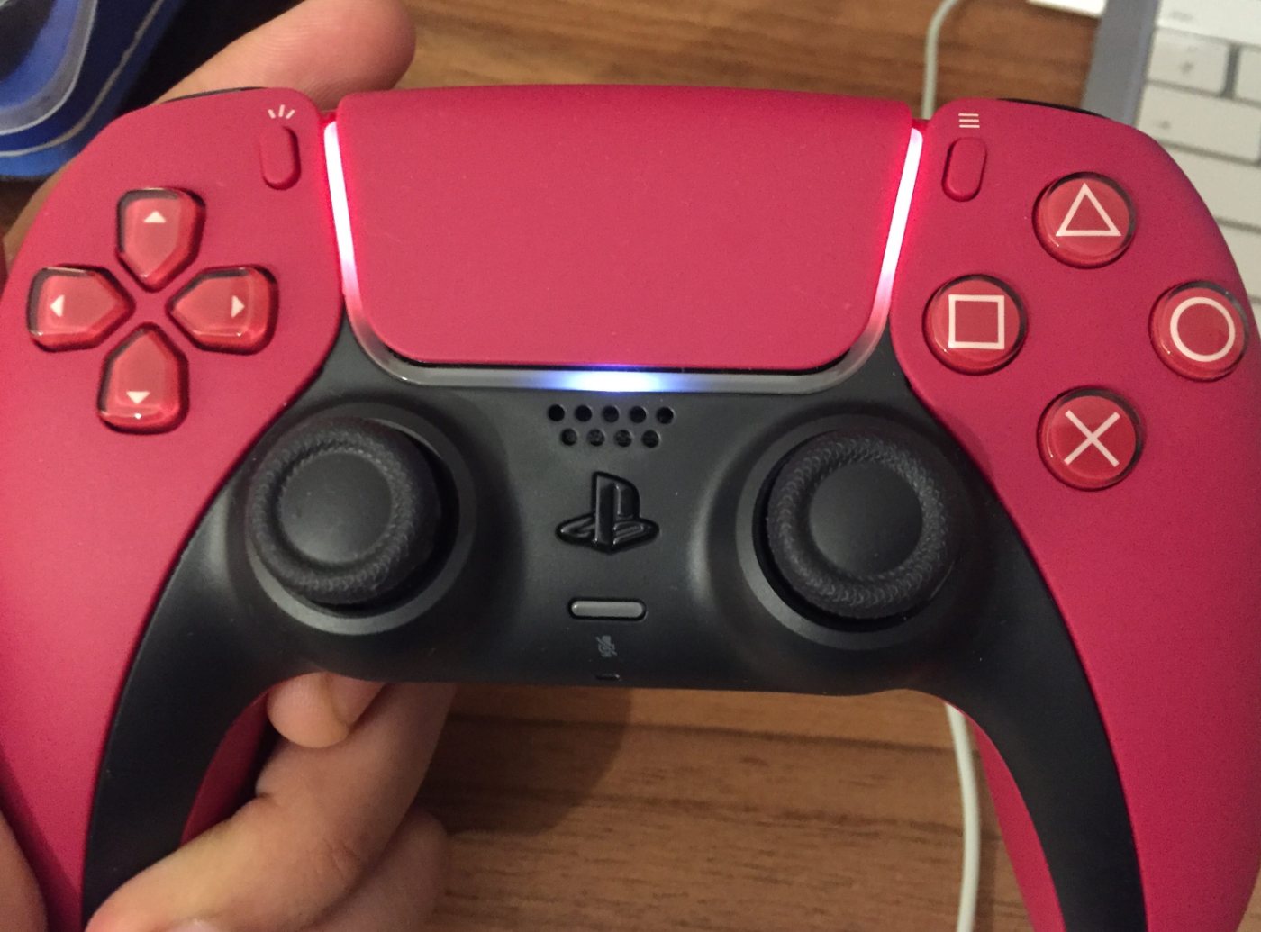dualsense-controller-showing-orange-lights-on-sides-and-white-light-in-center