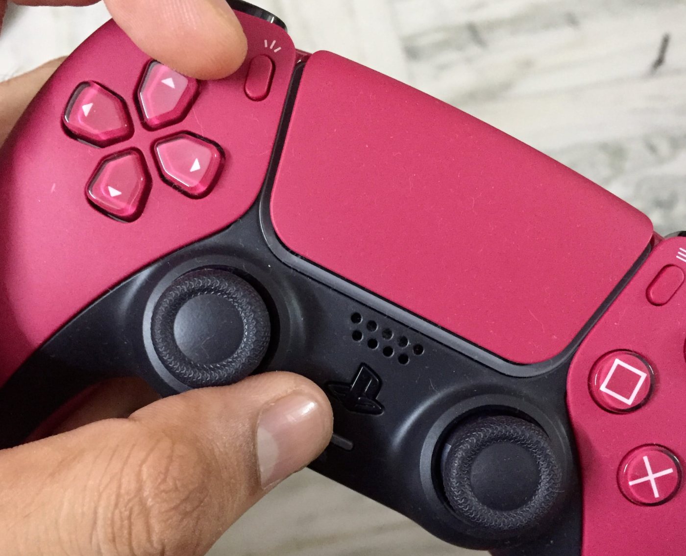 holding-ps-and-create-share-buttons-together-on-a-dualsense-controller